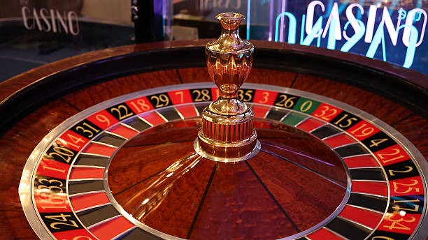 Live Super Sic Bo dealer and dice cage on cash4d login mobile screen